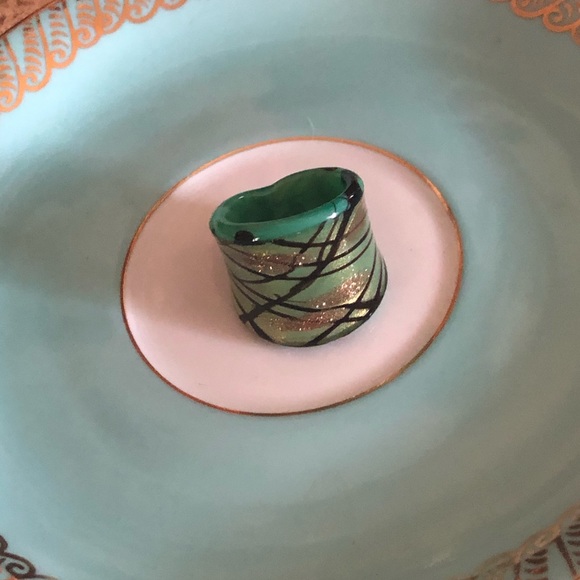 Vintage Green Art Glass Ring - Picture 2 of 6